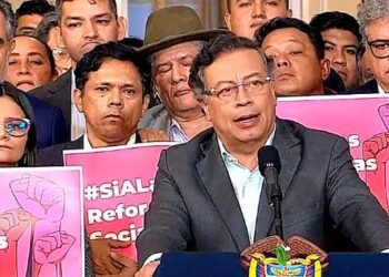 Petro amenaza con un estallido social si no se someten a consulta sus reformas