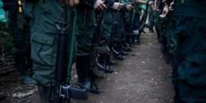 Duro relato de víctimas de las Farc que vieron cómo el ‘Mono Jojoy’ y ‘Tirofijo’ abusaban de niñas: “Las emborrachaban y se las echaban al hombro”
