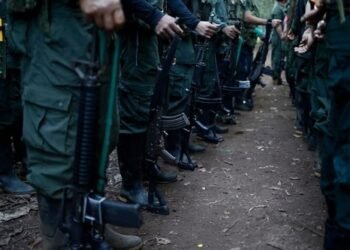 Duro relato de víctimas de las Farc que vieron cómo el ‘Mono Jojoy’ y ‘Tirofijo’ abusaban de niñas: “Las emborrachaban y se las echaban al hombro”