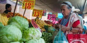 La pobreza baja 14,8 % en Argentina mientras Milei doblega la inflación