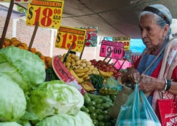 La pobreza baja 14,8 % en Argentina mientras Milei doblega la inflación