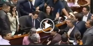 Con manoteo y gritos, así fue la explosiva reacción de Armando Benedetti ante el hundimiento de la consulta popular