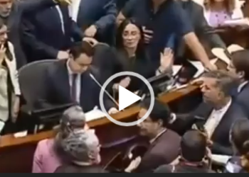 Con manoteo y gritos, así fue la explosiva reacción de Armando Benedetti ante el hundimiento de la consulta popular