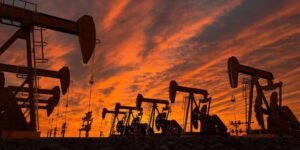 Producción de petróleo y gas cae, mientras se disparan atentados a oleoductos en Colombia