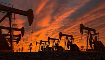 Producción de petróleo y gas cae, mientras se disparan atentados a oleoductos en Colombia