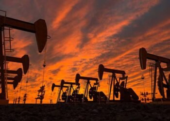 Producción de petróleo y gas cae, mientras se disparan atentados a oleoductos en Colombia