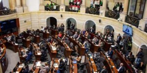 Colombia tiene el segundo mayor riesgo político y la segunda aprobación presidencial más baja de la región