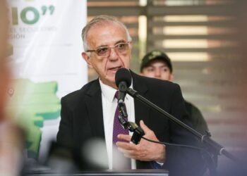 Guatemala solicita la extradición del exministro Iván Velásquez y la fiscal Luz Adriana Camargo