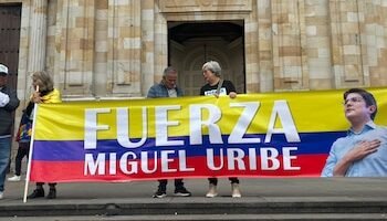 “¡Fuera Petro!”: la arenga que volvió a resonar, esta vez, durante la Marcha del silencio tras atentado contra Miguel Uribe