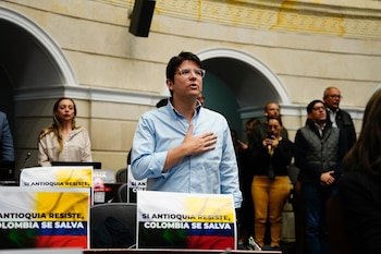 Congresistas colgaron carteles con el