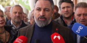Abascal exige a Petro que «rinda cuentas» por sus «amenazas» y recuerda que PSOE y PP «le ponían literalmente alfombra roja»