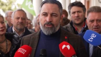 Abascal exige a Petro que «rinda cuentas» por sus «amenazas» y recuerda que PSOE y PP «le ponían literalmente alfombra roja»