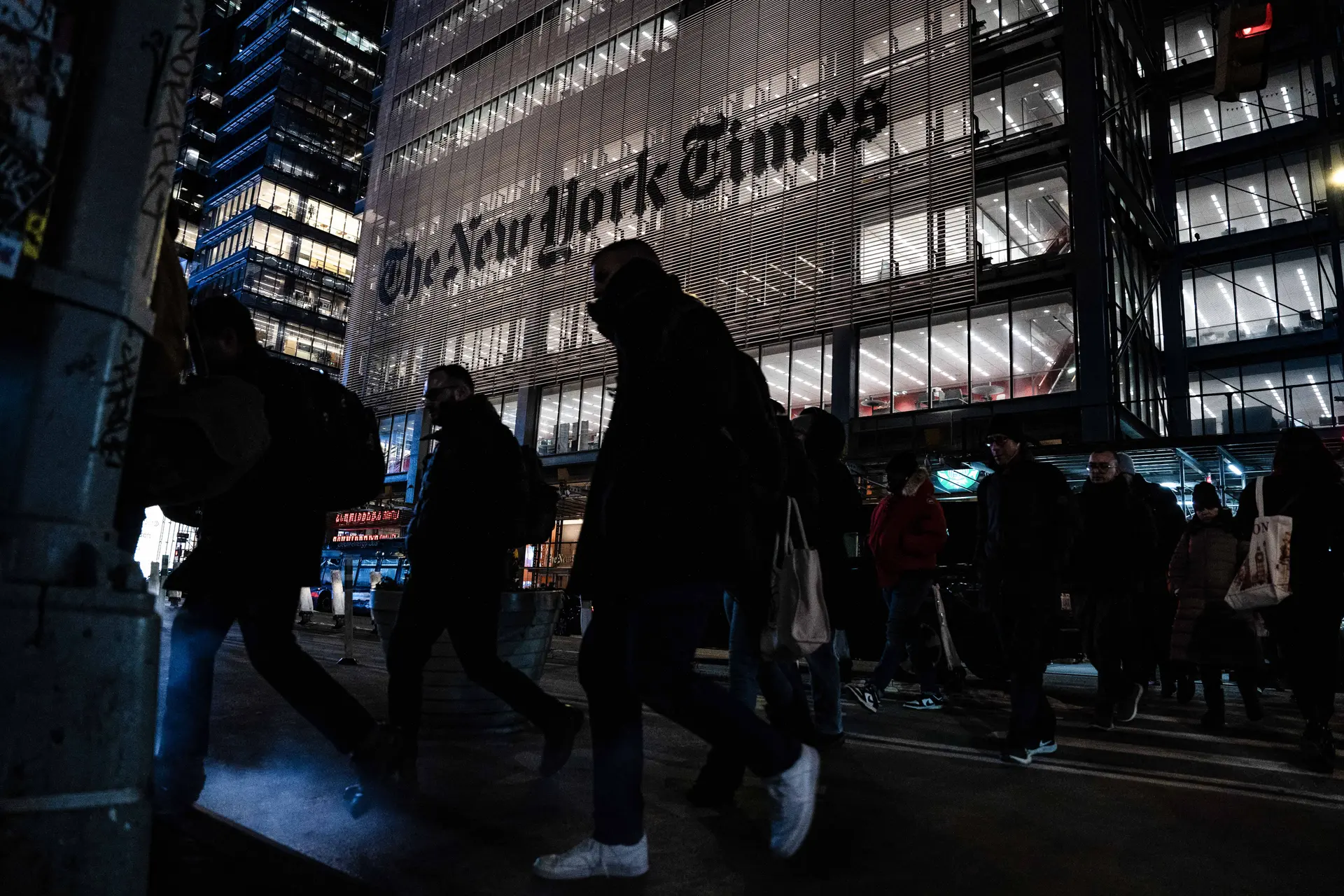 El edificio del New York Times en la ciudad de Nueva York el 8 de enero de 2025. Desde agosto de 2024, el periódico y otros medios occidentales han publicado numerosos artículos atacando a Falun Gong y a Shen Yun Performing Arts, citando afirmaciones de un pequeño grupo de antiguos artistas descontentos de Shen Yun. (Samira Bouaou/The Epoch Times).
