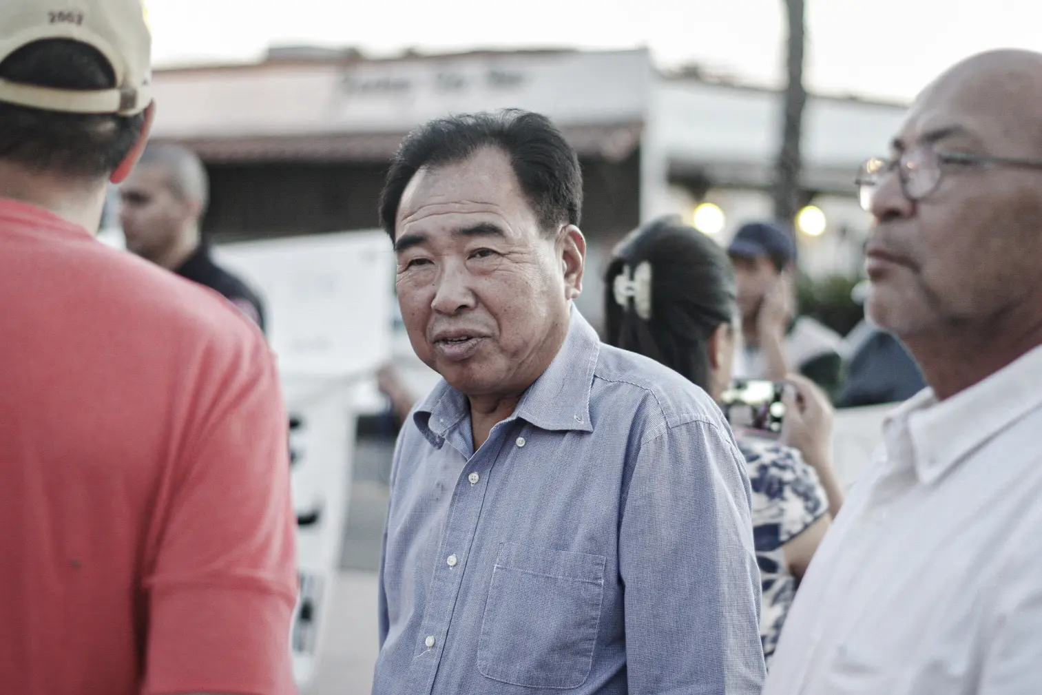 John Chen asiste a un evento pro-Beijing que él mismo organizó en el San Gabriel Mission Playhouse de San Gabriel, California, en octubre de 2016. En julio de 2024, Chen y Lin Feng se declararon culpables de actuar como agentes de Beijing tras intentar sobornar a un agente del IRS para que iniciara una investigación falsa contra Shen Yun . (Liu Fei/The Epoch Times).