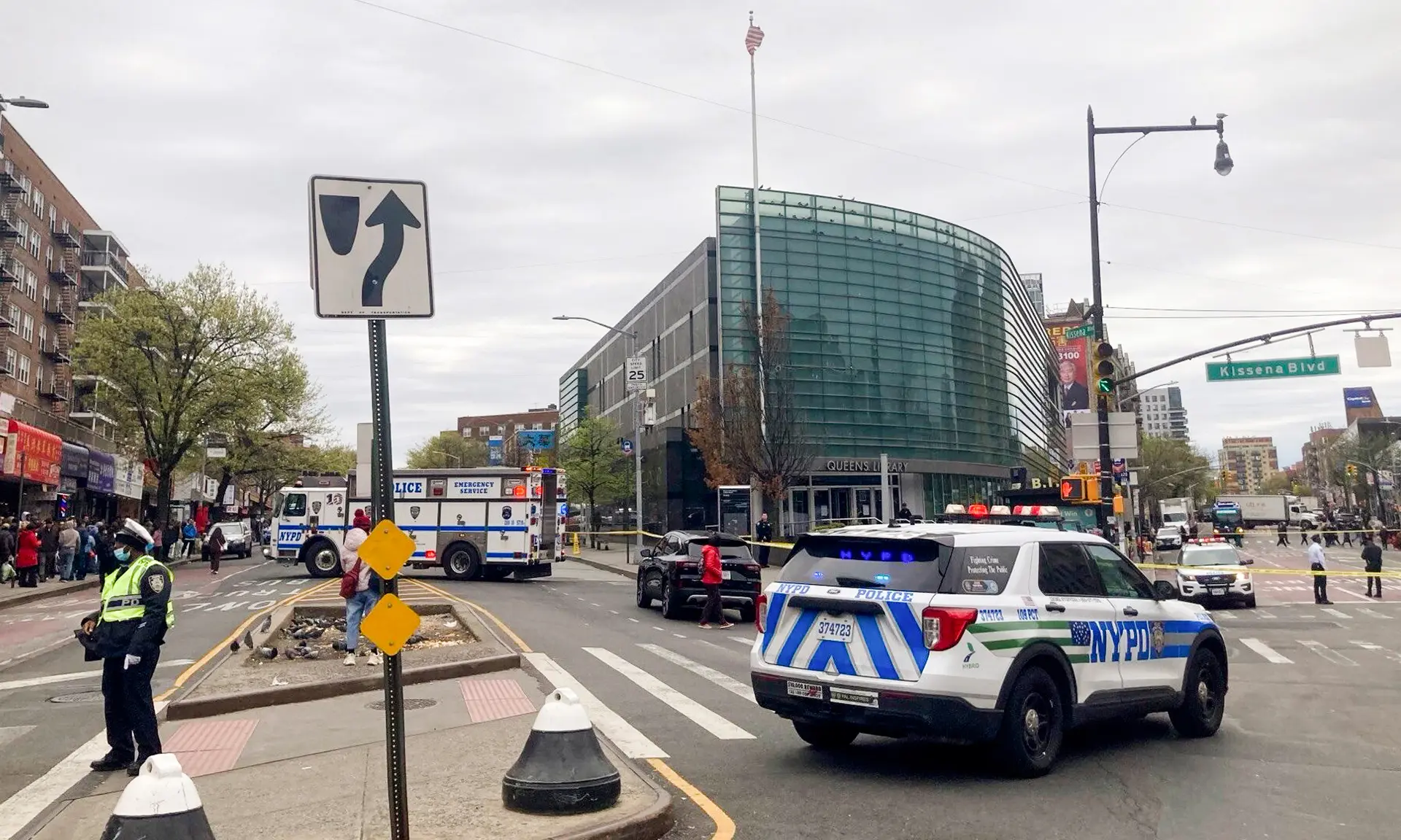 Vehículos policiales rodean la Biblioteca Pública de Queens, en el barrio de Flushing, en la ciudad de Nueva York, el 21 de abril de 2025. Varias bibliotecas de la ciudad recibieron amenazas el 20 de abril contra eventos organizados por practicantes locales de Falun Gong. (The Epoch Times).