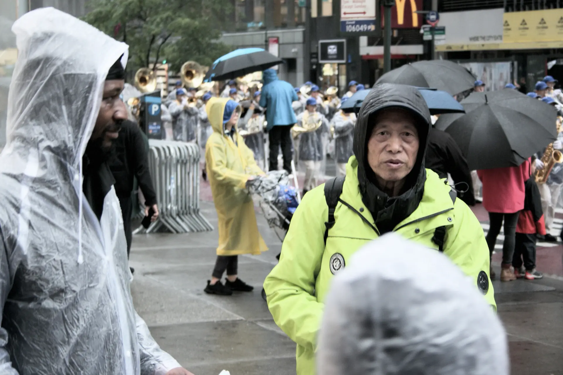 (Arriba) Manifestantes organizados por personas a favor del Partido Comunista Chino intentan interrumpir un desfile de Falun Gong en la ciudad de Nueva York el 9 de mayo de 2025. (Nota del editor: se ha difuminado el texto propagandístico del PCCh que aparece en los carteles que sostienen los manifestantes). (Abajo) Liu Ningxiang (derecha) y manifestantes contra Falun Gong intentan interrumpir un desfile de Falun Gong en la ciudad de Nueva York el 9 de mayo de 2025. (Edwin Huang/The Epoch Times).
