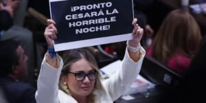 Entre gritos de ‘mentiroso’, Petro abandonó la instalación del Congreso