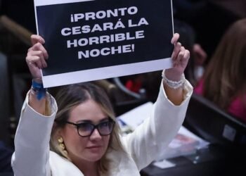 Entre gritos de ‘mentiroso’, Petro abandonó la instalación del Congreso