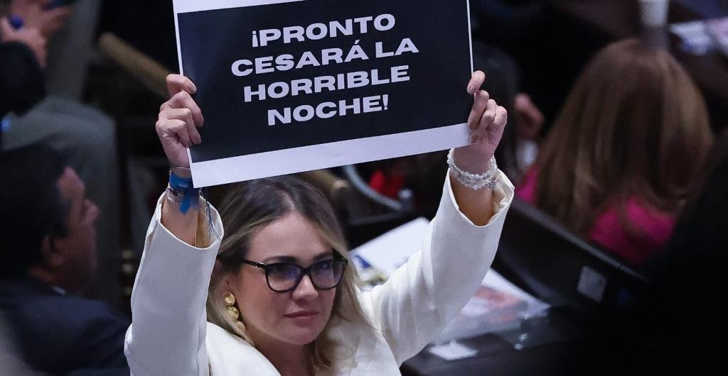 Entre gritos de 'mentiroso' Petro abandonó el Congreso