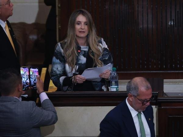 Entre gritos de 'mentiroso' Petro abandonó el Congreso