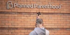 Trump golpea al negocio del aborto: más de 25 centros de Planned Parenthood cierran tras el corte de fondos públicos
