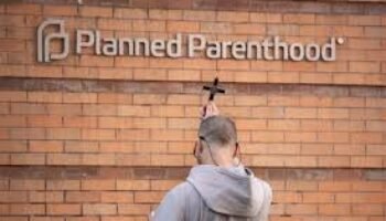 Trump golpea al negocio del aborto: más de 25 centros de Planned Parenthood cierran tras el corte de fondos públicos