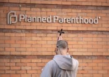 Trump golpea al negocio del aborto: más de 25 centros de Planned Parenthood cierran tras el corte de fondos públicos