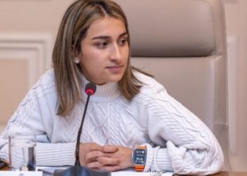 Laura Sarabia advierte que viene crisis de pasaportes y acusa a Saade de torpedear el proceso