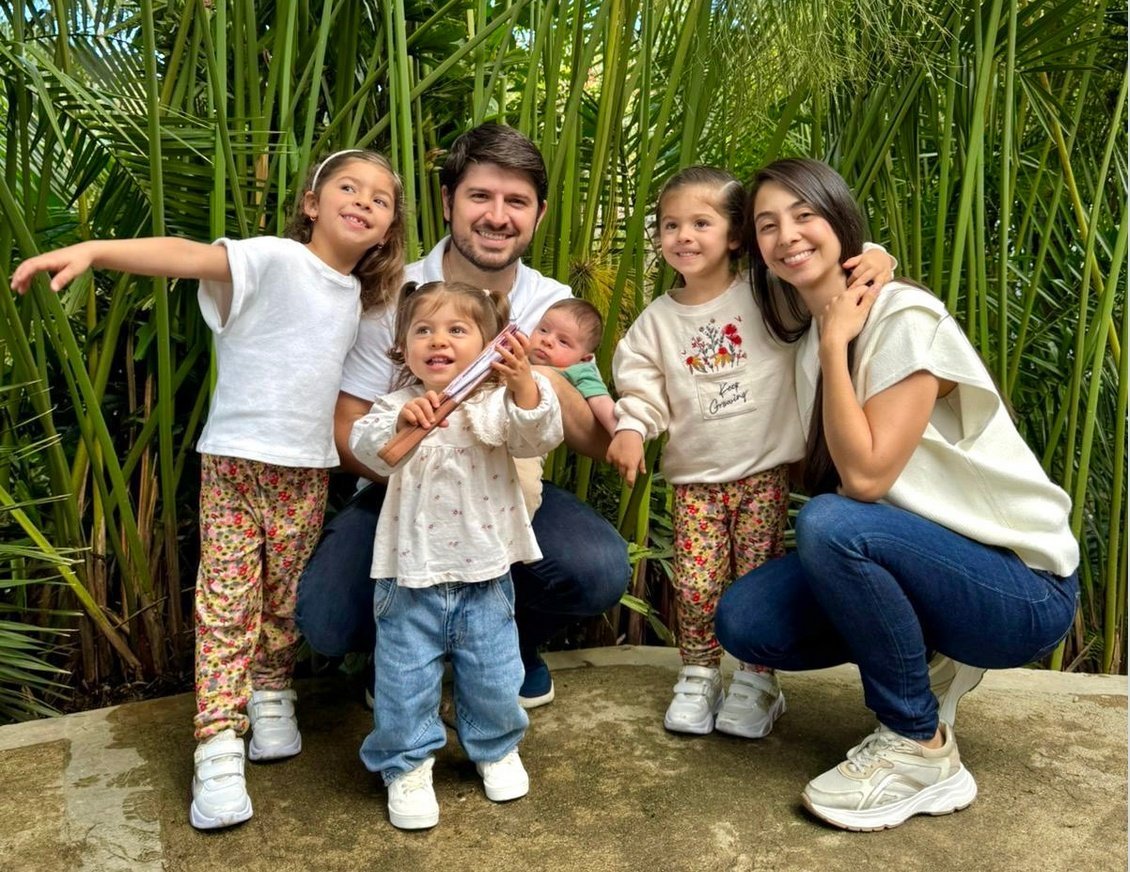 El congresista colombiano López Aristizábal y su familia