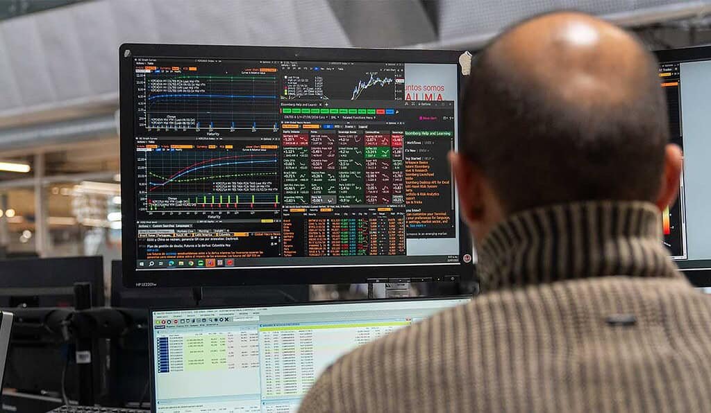 Salida masiva de inversionistas de Colombia tras rebaja de calificación y ruptura de Regla Fiscal Inversionistas en Colombia