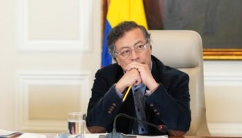 Petro dice ahora que declarará a las FARC como organización terrorista tras blanquear y promover «diálogos» con el grupo criminal