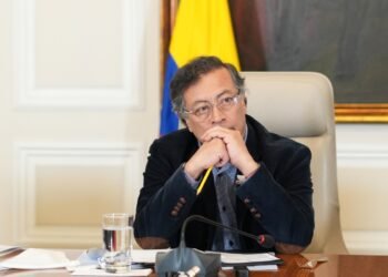 Petro dice ahora que declarará a las FARC como organización terrorista tras blanquear y promover «diálogos» con el grupo criminal