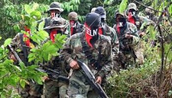 Los confusos mensajes del Gobierno sobre los grupos armados en la ‘paz total’ tras ataque a helicóptero de la policía y atentado en Cali