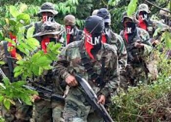 Los confusos mensajes del Gobierno sobre los grupos armados en la ‘paz total’ tras ataque a helicóptero de la policía y atentado en Cali