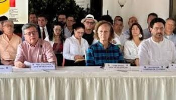 Gobierno Petro firmó millonarios contratos con negociadores de paz pese a que algunos diálogos están suspendidos