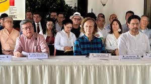 Gobierno Petro firmó millonarios contratos con negociadores de paz pese a que algunos diálogos están suspendidos