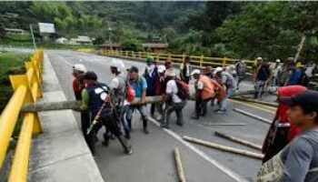 Transportadores denuncian millonarias pérdidas diarias por bloqueo en vía Panamericana entre Risaralda y Chocó