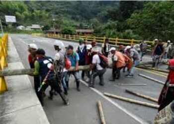 Transportadores denuncian millonarias pérdidas diarias por bloqueo en vía Panamericana entre Risaralda y Chocó