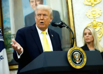 Trump dice que autorizó operaciones encubiertas de la CIA en Venezuela