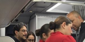 Se bajaron todos los pasajeros del avión por que no querían a cepeda en el avión, resultado bajaron a cepeda de ese vuelo.