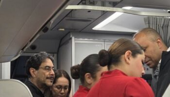 Se bajaron todos los pasajeros del avión por que no querían a cepeda en el avión, resultado bajaron a cepeda de ese vuelo.
