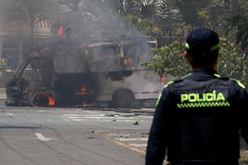 Un integrante de la Policía de Colombia observa un vehículo afectado por una explosión este 24 de abril de 2026, en inmediaciones del batallón de la Tercera Brigada del Ejército en Cali (Colombia). EFE/ Ernesto Guzman Jr

