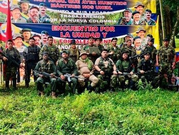 Fotografías de inteligencia revelan que los integrantes del grupo portaban armamento de largo alcance y equipos de comunicación satelital - crédito Captura de Pantalla Caracol Radio