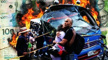 Primer plano de hombre y mujer abrazados frente a bus destrozado. Hombre con sombrero cerca. Fondo de billetes en llamas, estilo risográfico.