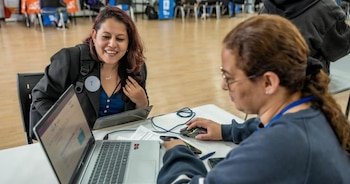 El sector de infraestructura y construcción lidera la generación de empleo con posiciones como residente de obra, inspector SST y técnico electricista - crédito Alcaldía de Bogotá