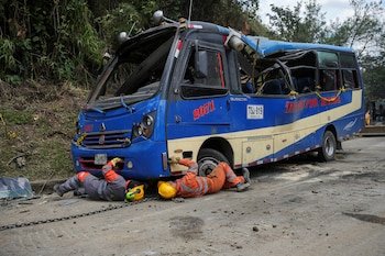  La activación de un artefacto explosivo en la vía Panamericana, en Cajibío, Cauca, el 25 de abril de 2026, dejó al menos 12 muertos y 25 heridos, y fracturó la principal arteria vial del suroccidente colombiano- crédito REUTERS/Jair Coll