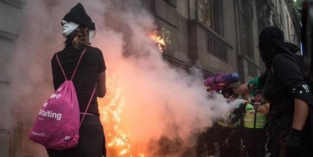 Incendio provocado en una marcha de feministas abortistas en México.