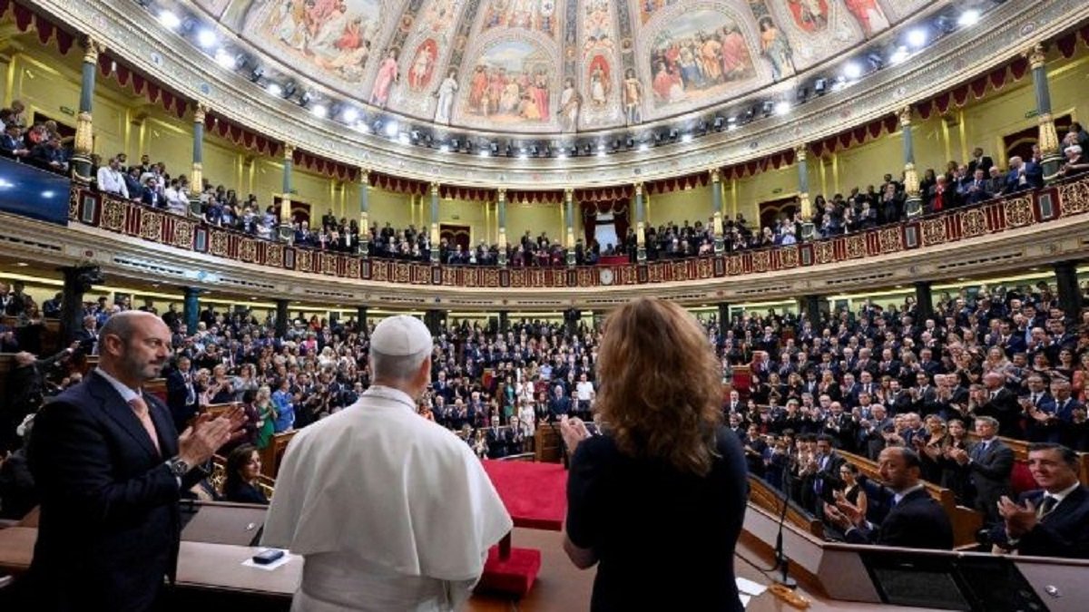 El Papa León XIV habla al Congreso de los Diputados en Madrid, junto a la presidenta del Congreo y el presidente del Senado.