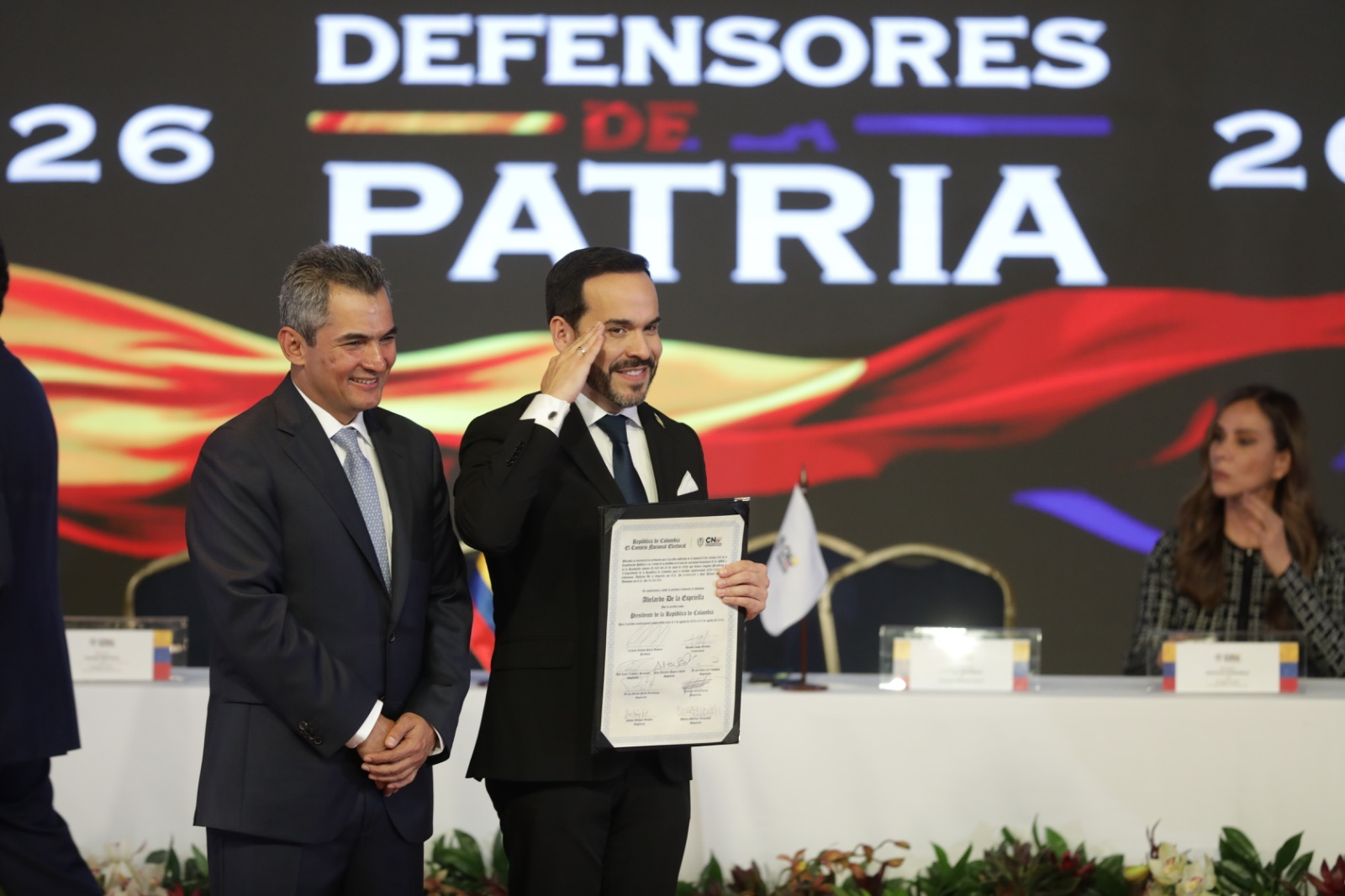 Abelardo De La Espriella recibe la credencial del CNE, que lo proclama como nuevo presidente.