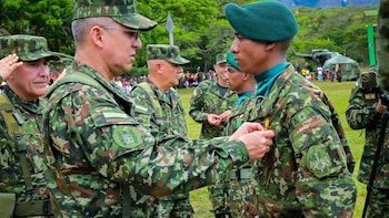 El general Jaime Alonso Galindo presidió la ceremonia y entregó la medalla Soldado Pedro Pascasio Martínez Rojas a los alumnos con mejor desempeño - crédito Ejército Nacional